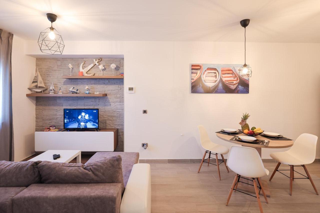 Coco Apartment Pirovac Exterior photo